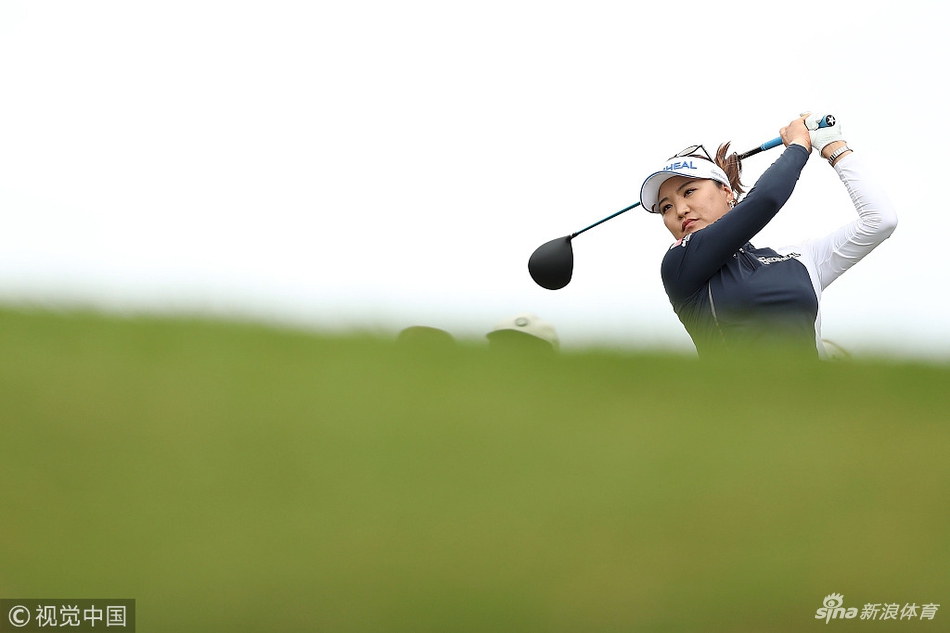 澳大利亚本土观众聚集在球场边，满怀热情与期待地观看比赛，展现了高尔夫运动在这个国家的深厚群众基础。