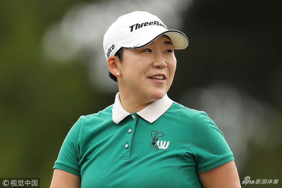 赛事举办地皇家堪培拉高尔夫俱乐部的全景，绿草如茵的球道与蔚蓝的天空构成一幅宁静而壮丽的风景画。