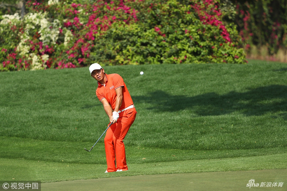 吴阿顺在球道沙坑中奋力救球，沙尘微微扬起，他紧抿嘴唇，目光坚定地望向果岭方向。