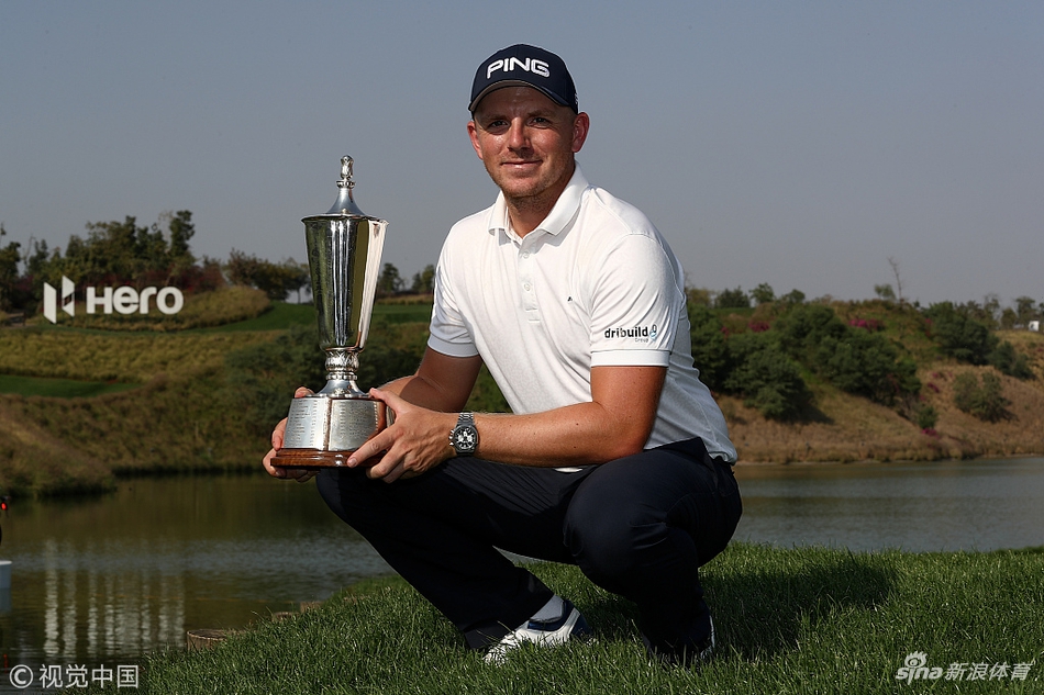 夺冠后,瓦勒斯虔诚地俯身,深情亲吻着冠军奖杯,这一吻凝聚了整周奋斗的汗水与梦想成真的甜蜜。