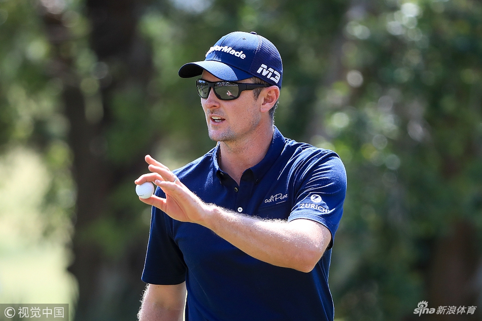 赛场之外，球迷们聚集在记分牌前关注实时战况，彼此分享着对比赛的见解与热情。