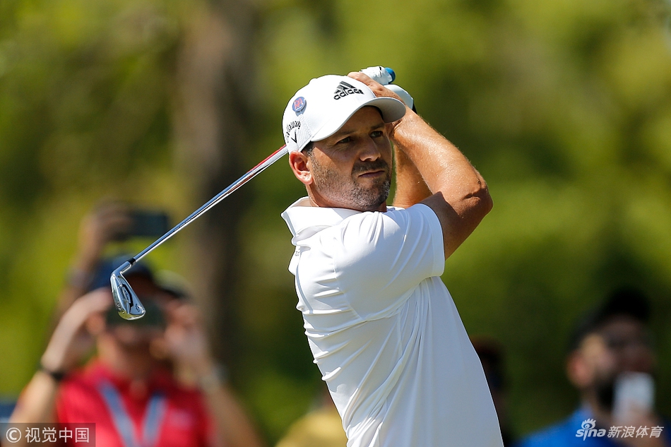 决赛轮比赛开球前，球员在练习果岭上进行最后的推杆热身，宁静中酝酿着风暴。