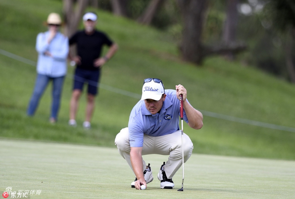坎瑟亚在果岭边进行切杆准备,他身体微微前倾,专注地评估球位与旗杆之间的地形与距离,每一个细节都不放过。
