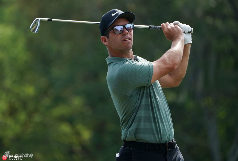 老虎伍兹在决赛轮中专注推杆，身后是如影随形的庞大观众群，山呼海啸般的关注见证王者归来。