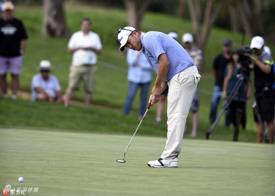 坎瑟亚完成一次精准的推击后,小白球稳健地向洞杯滚去,他保持着优雅的收杆姿势,目光紧随球路,充满自信。