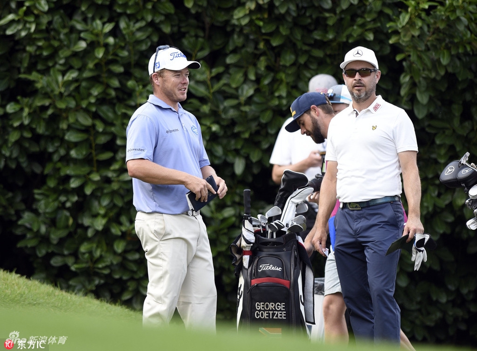 决赛轮激烈角逐中,坎瑟亚与同组竞争者芬兰选手米科·科尔霍宁一同在球道上行走,两人表情严肃,空气中弥漫着紧张的战斗气息。