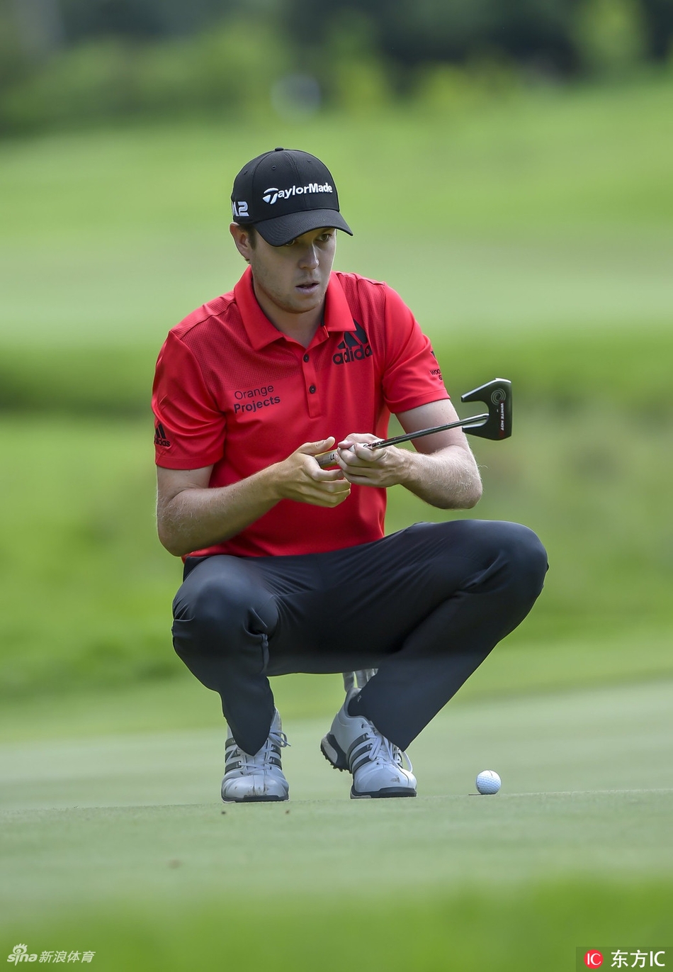 本土希望埃里克-范-鲁彦在沙坑中全力一击,沙粒飞扬,他正为英国公开赛资格做最后一搏。