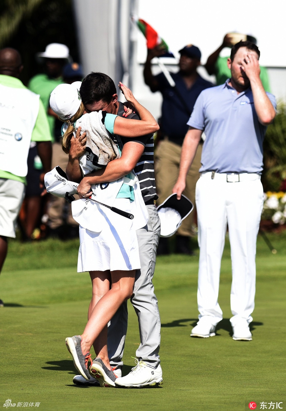 颁奖典礼上,佩斯利手持冠军奖杯,妻子凯莉在一旁眼含热泪,笑容灿烂。