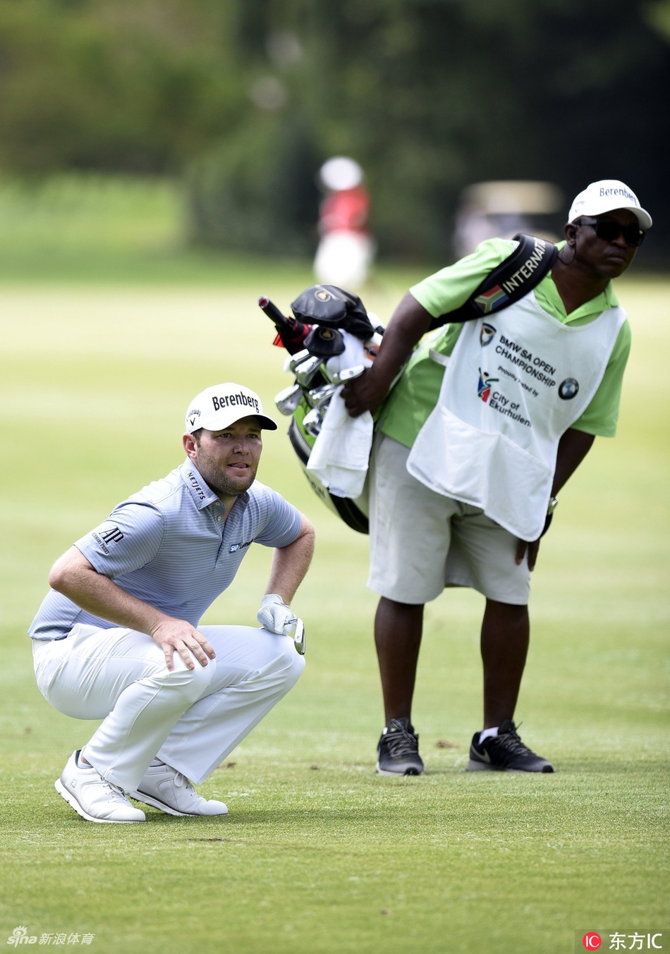 夺冠瞬间,佩斯利与妻子凯莉深情拥吻,喜悦与爱意溢于言表。