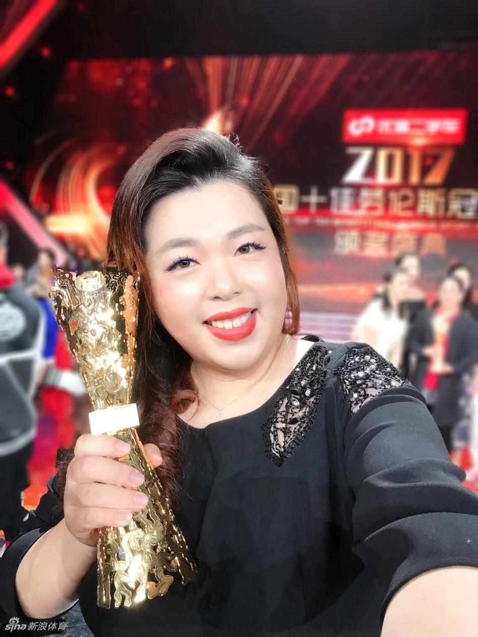 冯珊珊与父母在颁奖典礼后台温馨合影，三人脸上洋溢着幸福与自豪的笑容，共享荣耀时刻