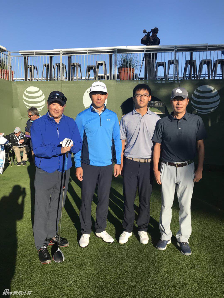 窦泽成与张小龙并肩走在球道上，阳光将他们的身影拉长，身后是圆石滩标志性的海岸线与果岭