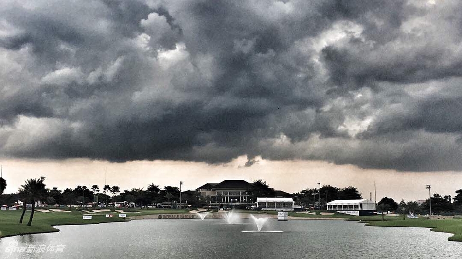 雷雨来临前的皇家雅加达高尔夫俱乐部上空,黑云压城,一道闪电划破天际,预示着比赛即将被迫中断。