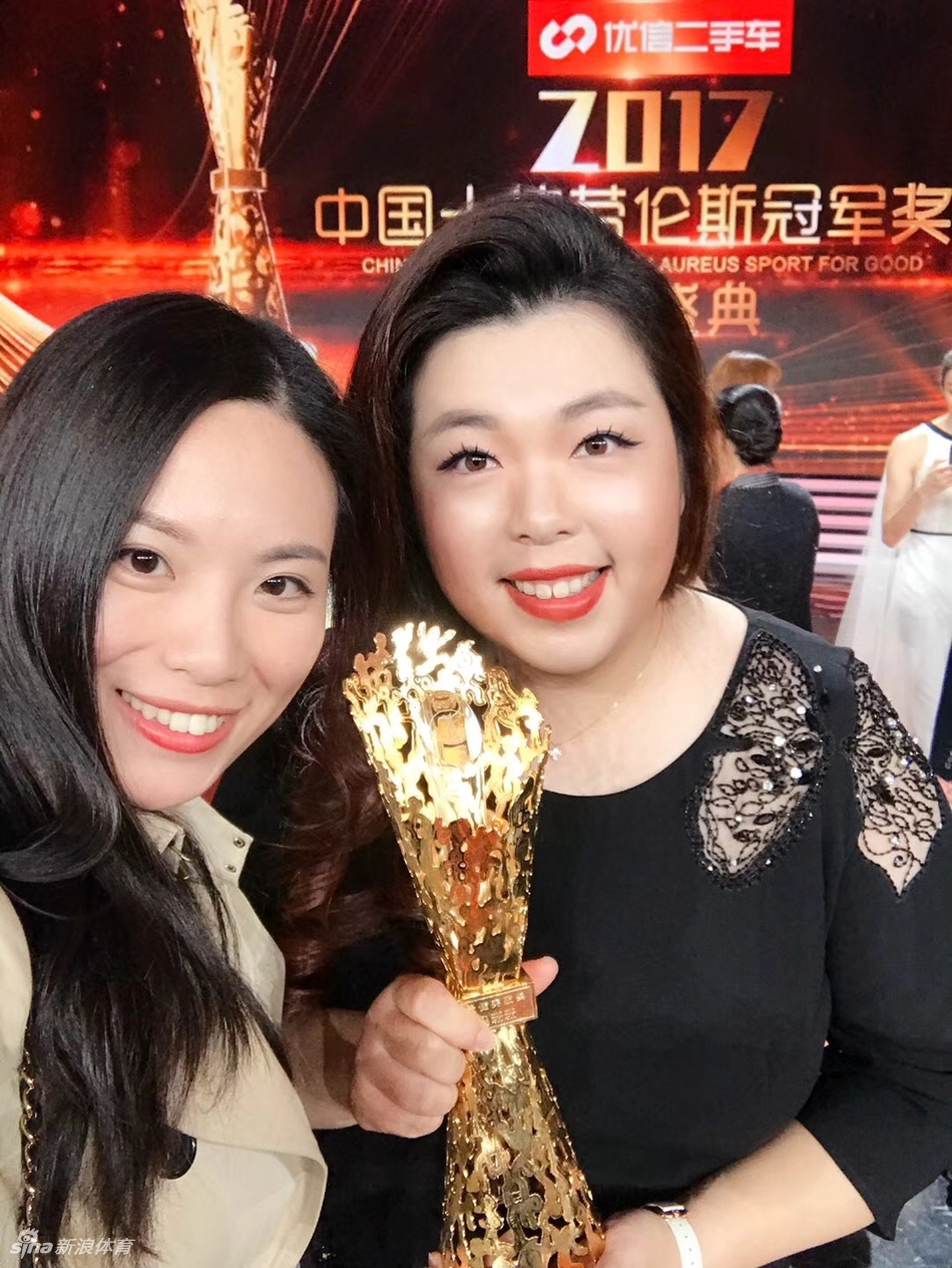 冯珊珊手持奖杯俏皮自拍，镜头中的她眼神明亮充满自信，展现了冠军风采与亲和的个人魅力