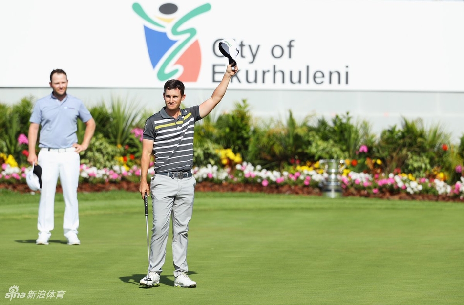 佩斯利挥出决定性的一击,身体姿态舒展有力,背景是南非辽阔的球场蓝天。