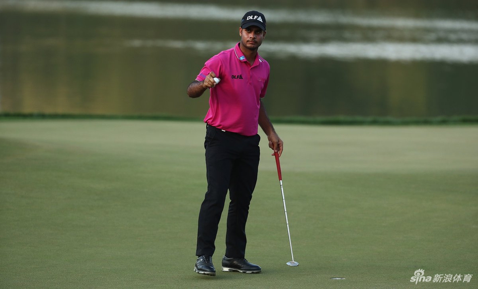 DLF高尔夫乡村俱乐部全景，夕阳余晖洒在蜿蜒的球道与湖泊上，赛事在暮色中暂告段落，而周末的冠军争夺战已蓄势待发。