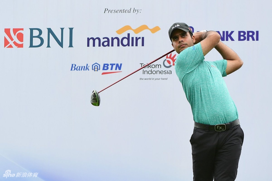 印度高尔夫新星沙玛在练习果岭上认真推杆，目光坚定