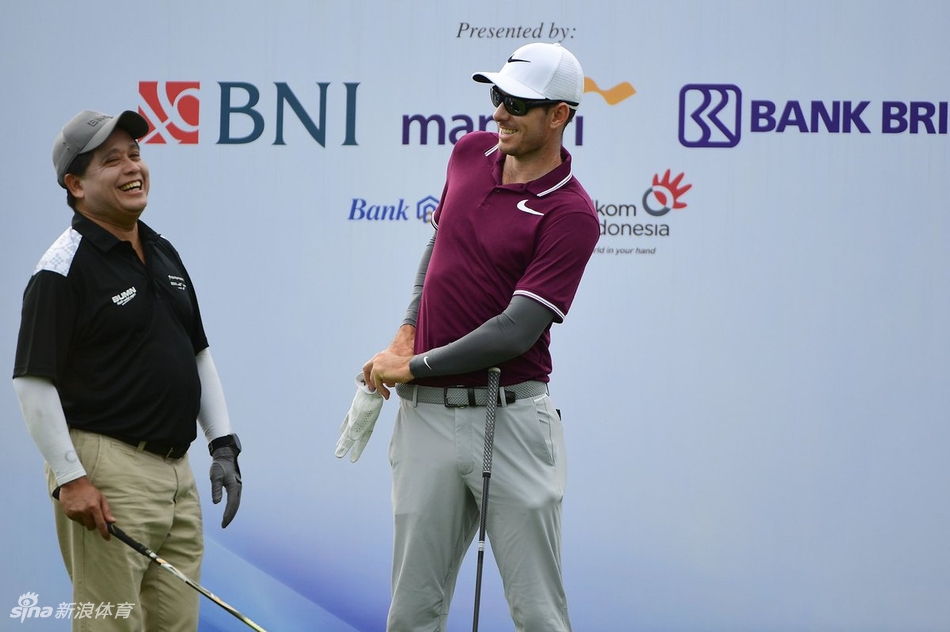 职业业余配对赛现场氛围热烈，球员与业余球手并肩走向下一个球洞