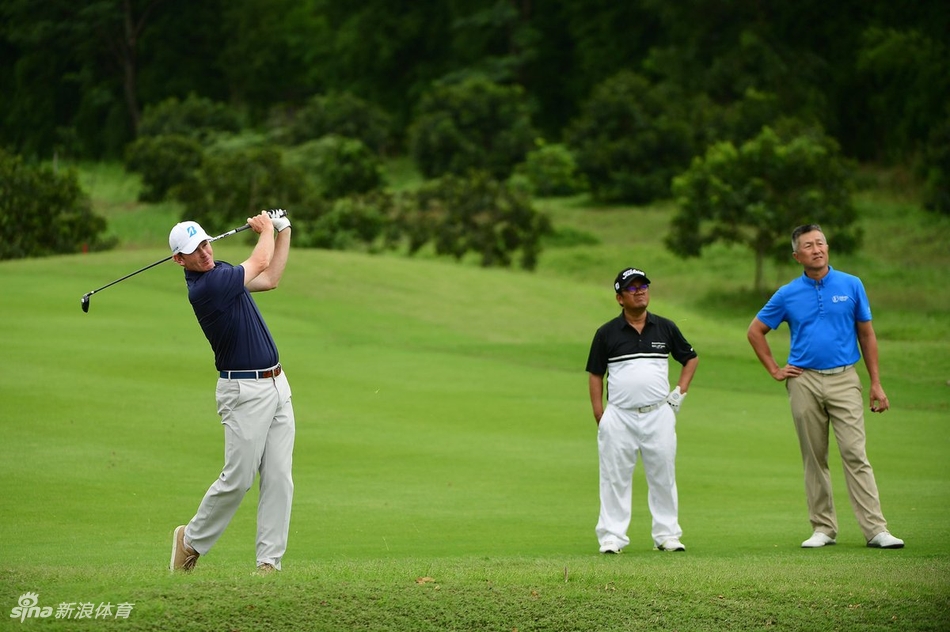 赛事欢迎晚宴上，韩国影星李廷镇身着正装，微笑亮相红毯