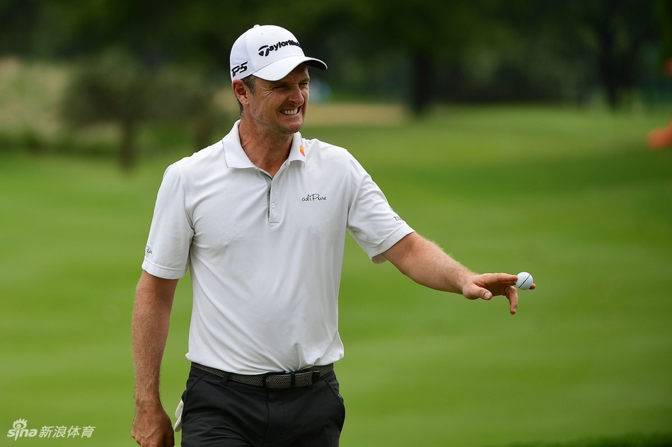 泰国球手阿费邦拉特在长草中冷静观察球位,他正为一次困难的救球做准备,神态沉着而坚定。