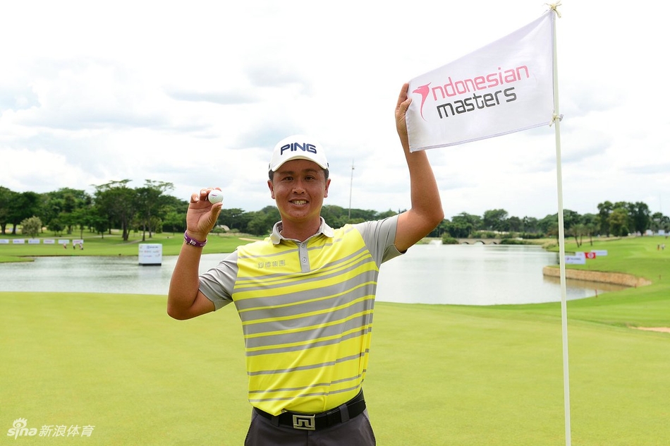 观众们聚集在果岭周边,聚精会神地观看球员推杆,热带植物的绿意与观众席的斑斓色彩构成一幅生动的观赛图景。