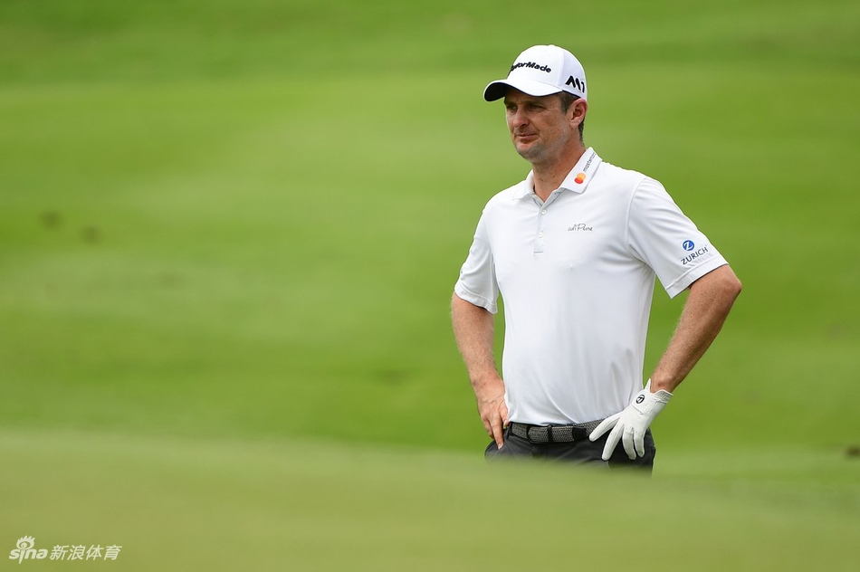 贾斯汀-罗斯在决赛轮的关键推杆时刻,他神情专注地观察果岭线路,阳光洒在他身上,凸显出作为领先者的沉稳气质。