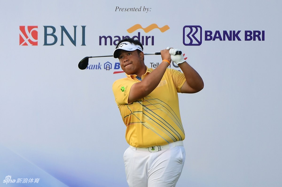 宋孟璋在完成一杆进洞后,难以置信地高举双手庆祝,脸上洋溢着激动与喜悦的笑容,背景中的观众也为之沸腾。