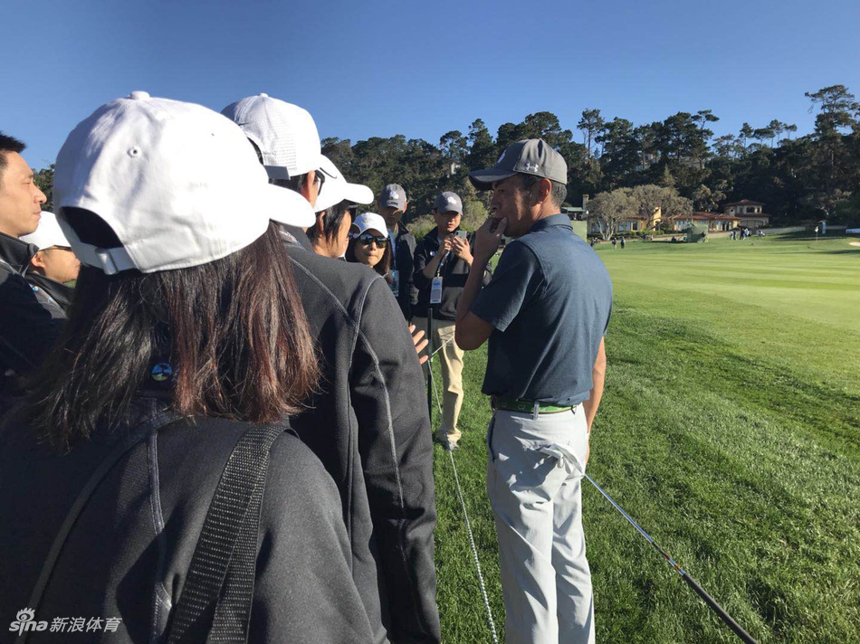 张小龙正在专注地进行推杆练习，眼神紧盯着球线，背景是修剪完美的果岭与加州蔚蓝的天空