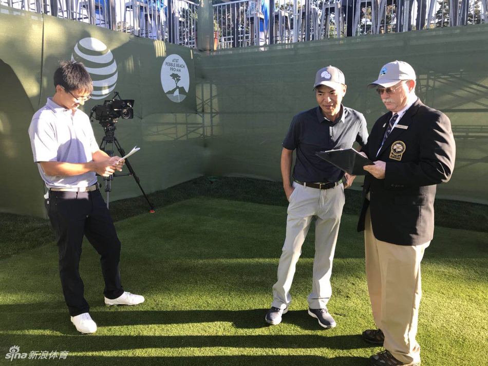 圆石滩壮丽海景下的四人格外醒目，从左至右依次为黑莓程守宗、张新军、窦泽成与红衣张小龙