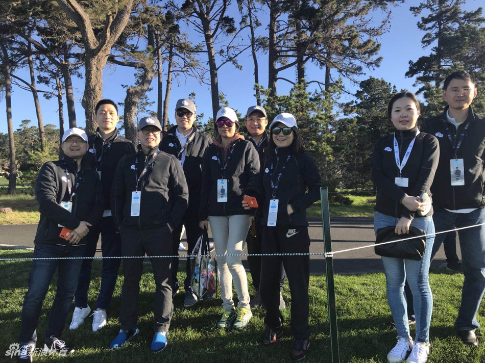 四位同组球员与他们的球童在发球台旁的集体合影，笑容轻松，展现了竞技之余的友谊与交流