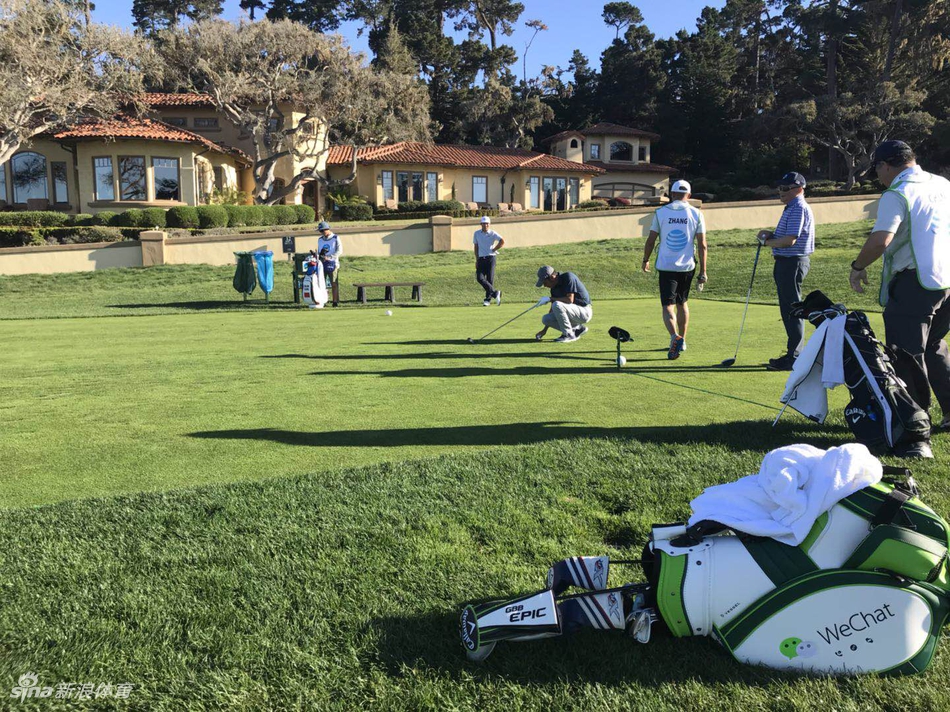 特写镜头下，一个硕大的白色高尔夫球包格外醒目，上面清晰地印有微信的绿色标识，彰显着主人的身份