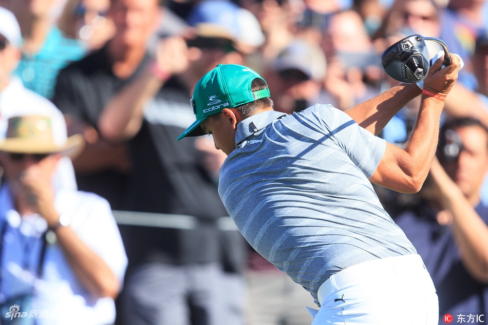 看台上热情的球迷举起标语为自己支持的球星加油助威,色彩斑斓