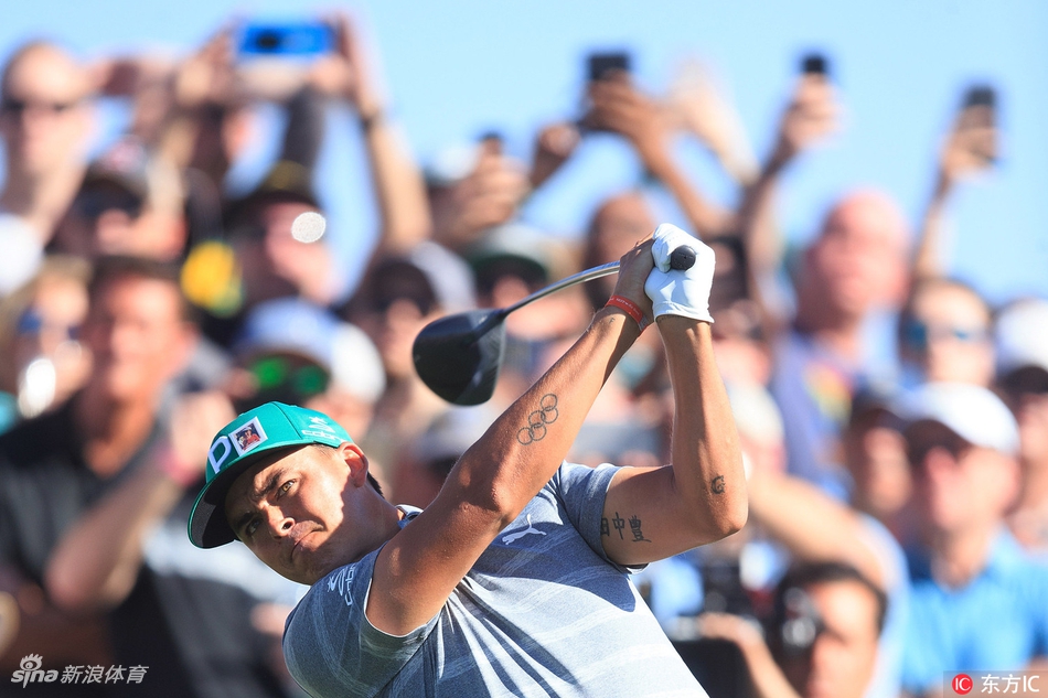 喧闹沸腾的凤凰城公开赛第16洞看台,高尔夫世界的独有派对氛围