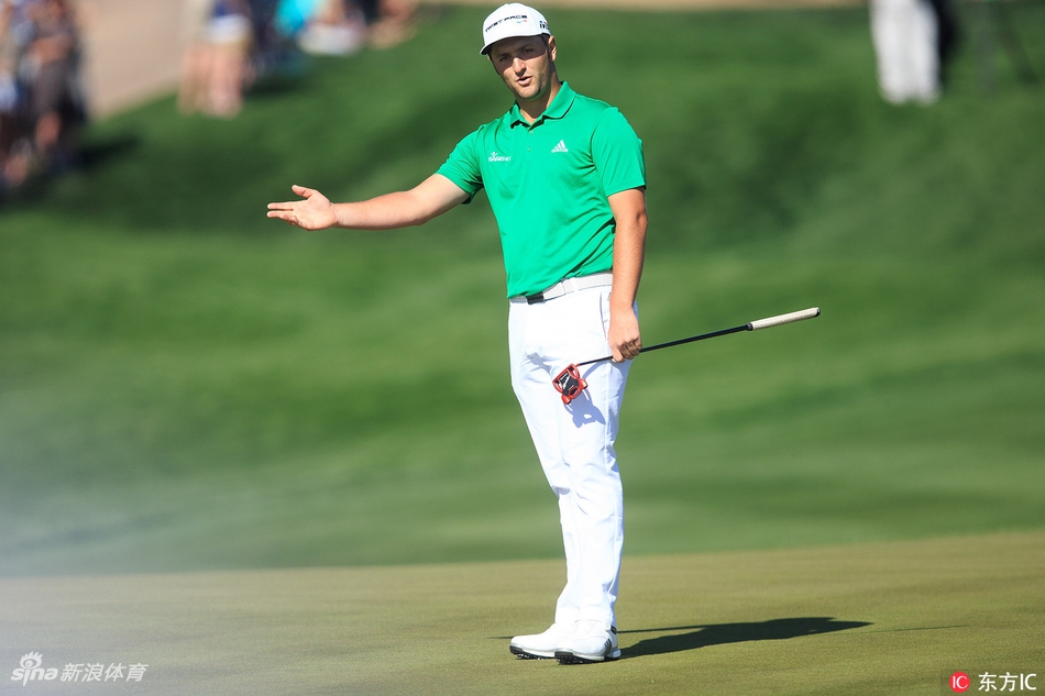 赛事观众沉浸在热烈激昂的观赛气氛中,展现高尔夫运动的别样魅力