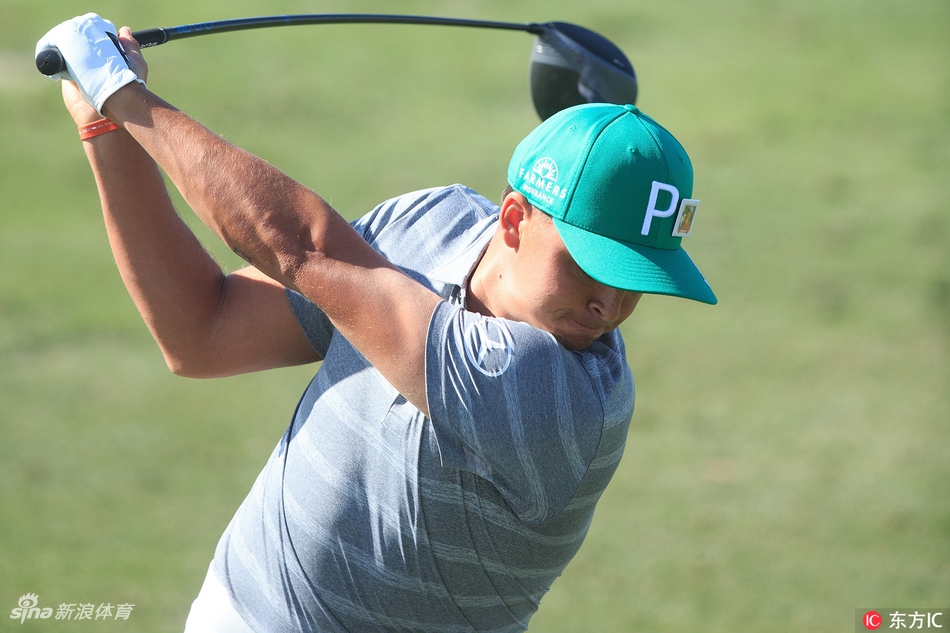 里奇·福勒在全场注视下优雅流畅地完成开球动作,白色小球划破天际