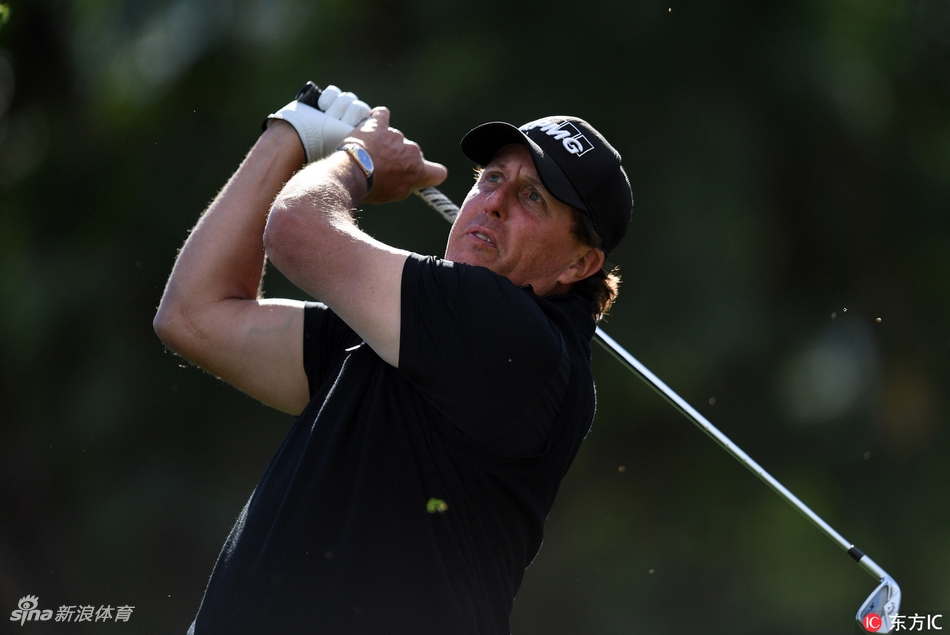 比赛场地凯业必达挑战赛的壮观全景，绿意盎然的球道与远处荒芜的棕榈泉沙漠山丘形成强烈而美丽的对比。