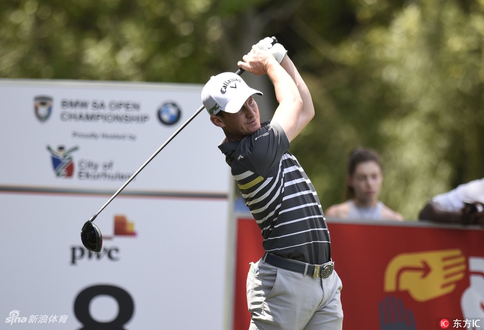 佩斯利高高举起冠军奖杯,凯莉兴奋地跃起,两人被金色的夕阳与喜悦笼罩。