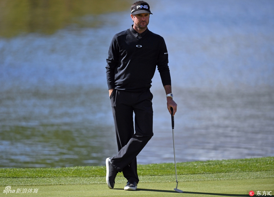 西班牙名将琼·拉姆在沙坑中救球后神情严肃，他紧抿嘴唇，对本次击球的效果似乎并不完全满意。