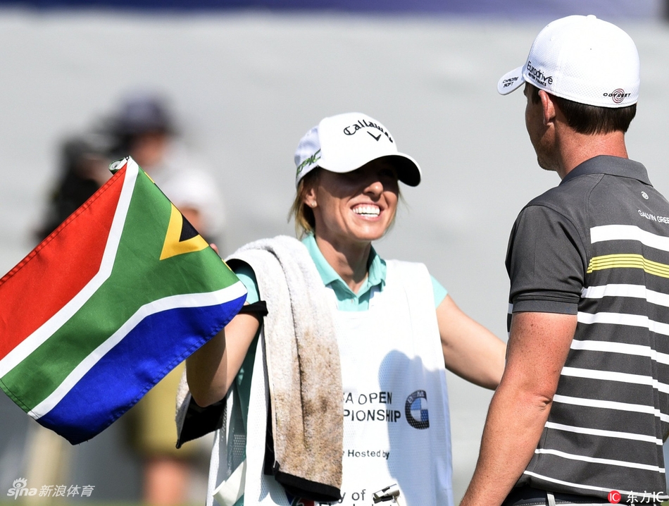 夺冠后佩斯利与妻子手持奖杯合影,脸上洋溢着无比幸福的笑容。