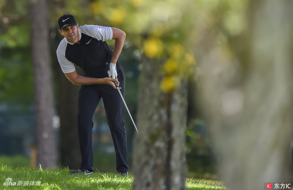 芬兰球员帕卡能正在仔细观察果岭线路,尽管本轮遭遇挫折,但他专注的神情依然透露着职业球员的坚持。