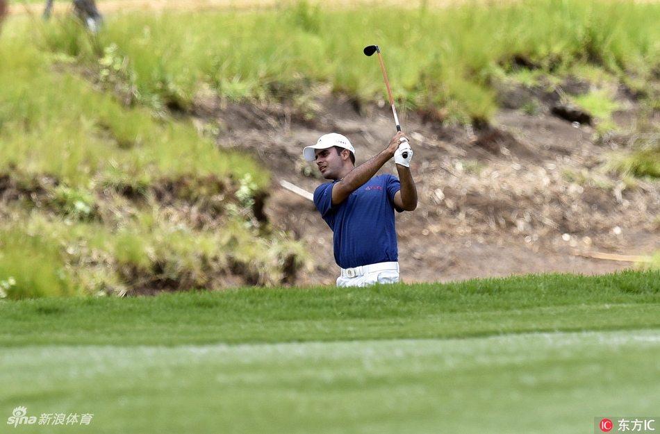 瑞典黑马布洛姆斯特兰在火棘球场长草中沉着救球,展现了他本轮狂飙62杆背后的精湛技术。