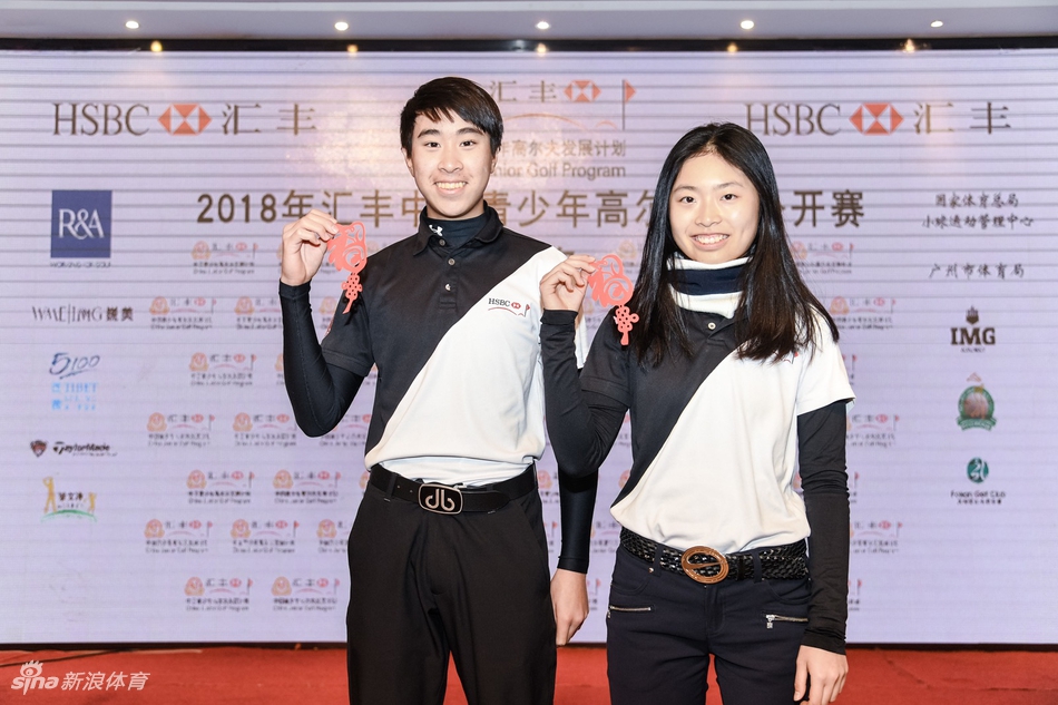 中国队小将自豪地展开描绘祖国山河的画卷，身边队友笑容灿烂