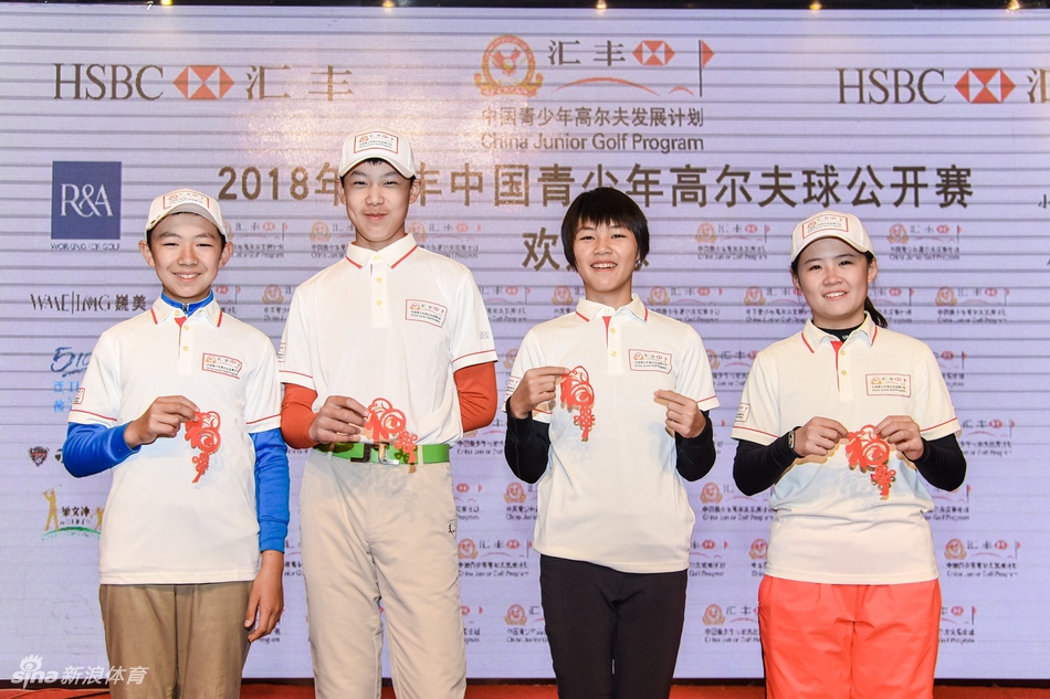 香港队少年手持融合现代与传统的创意作品，眼中闪耀着自信的光芒