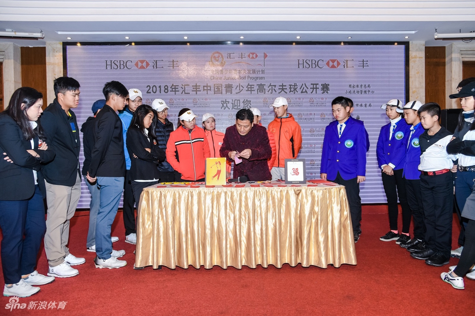 少年凝神静气准备推杆，沉稳姿态展现出超越年龄的专注与决心