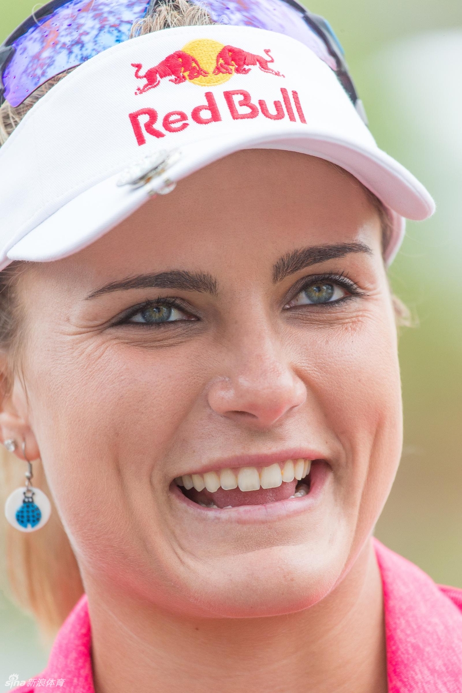 莱克西·汤普森在赛后热情地与一位小球迷合影，笑容灿烂，场面温馨。