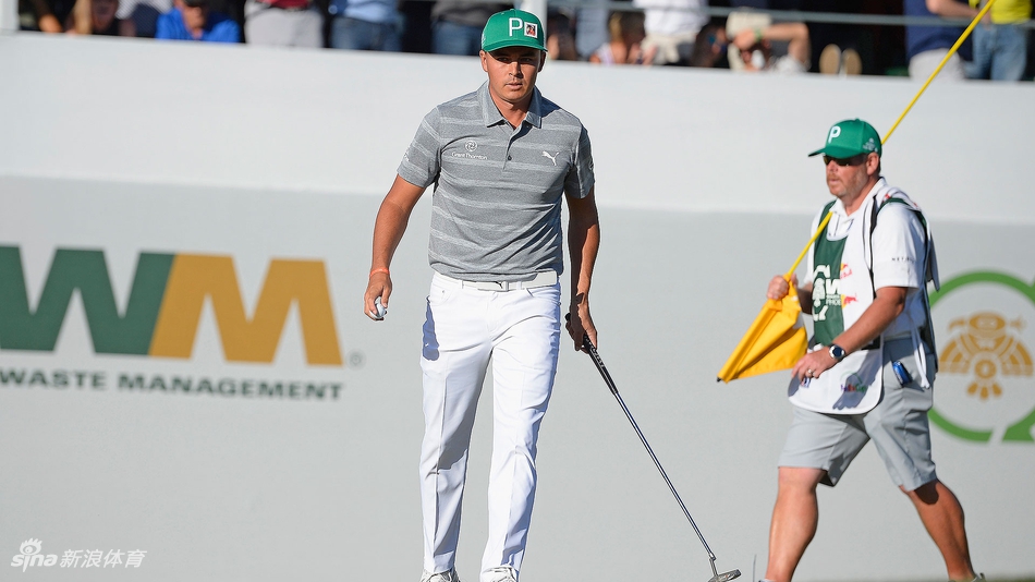 球迷聚集在第16洞看台,形成高尔夫赛事中独一无二的声浪与背景墙