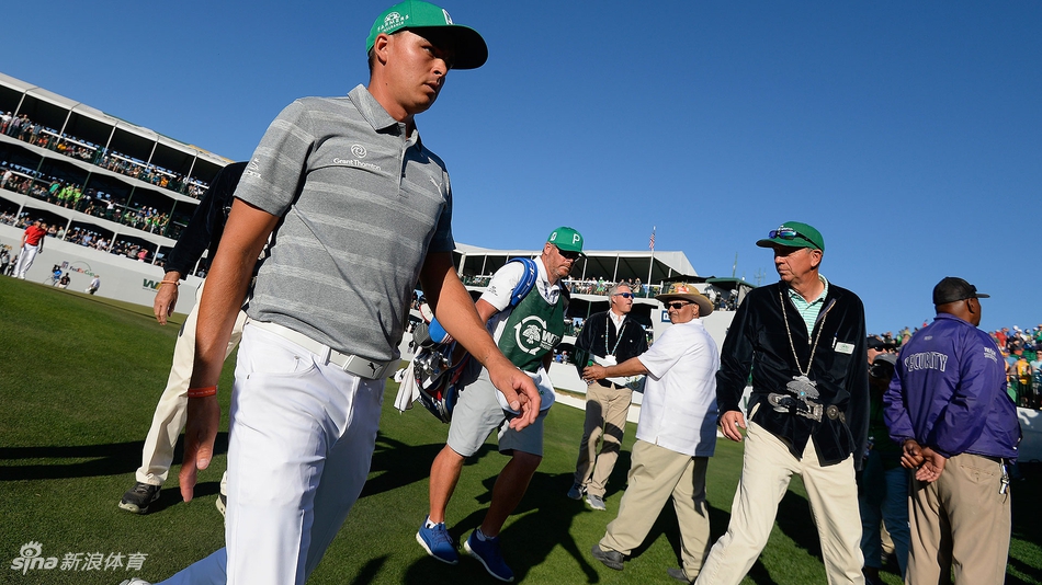 黄昏时分,第16洞看台依旧人头攒动,展现赛事从早到晚不间断的超高人气