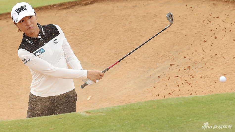 高宝璟在沙坑中完成了一次精彩的救球，沙砾飞扬的瞬间定格了她精准的挥杆技术与从容的比赛心态。