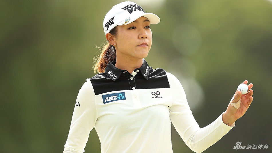 柳萧然在开球台上优雅而有力地完成开球动作，身体舒展，球杆挥出一道完美的弧线，白色小球直击蓝天。