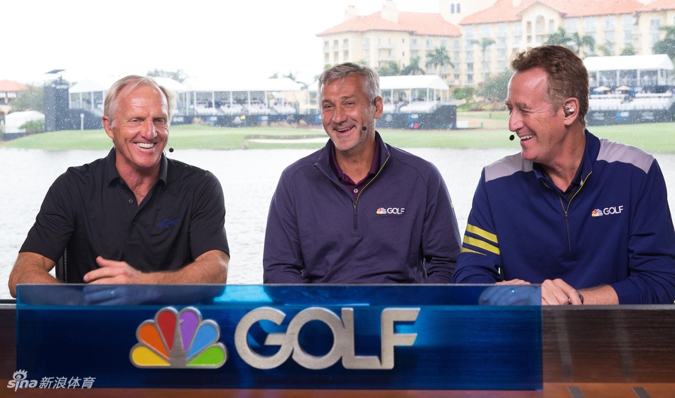 扎克·约翰逊与同组的马特·库查尔在果岭上交流推杆线路，气氛轻松愉快。