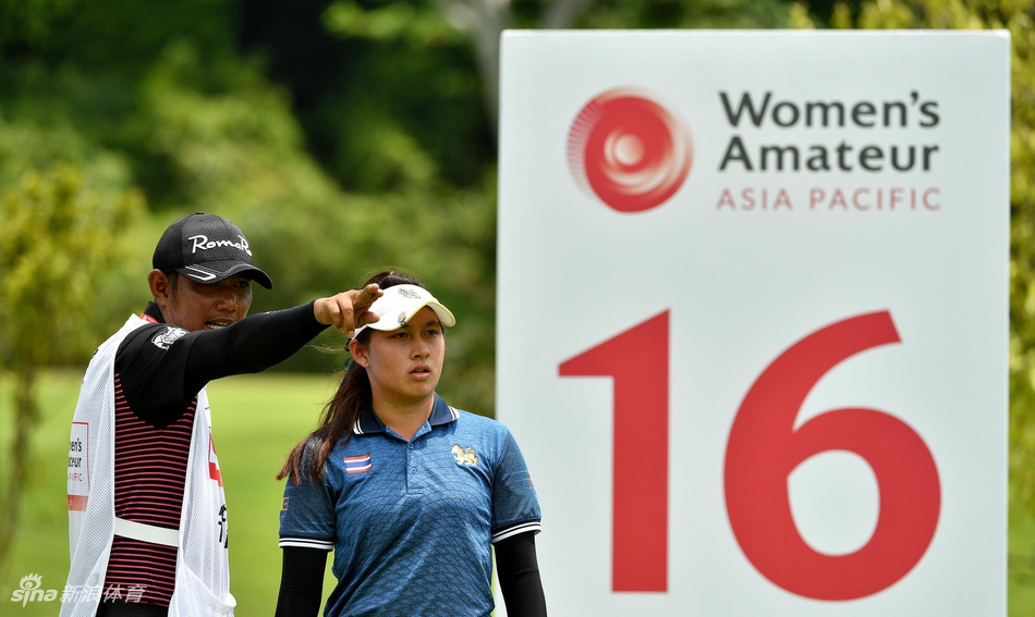 R&A执行总裁马丁·斯朗伯斯先生面带赞许的微笑,与年轻的冠军得主交流,见证了高尔夫运动新生代力量的崛起。